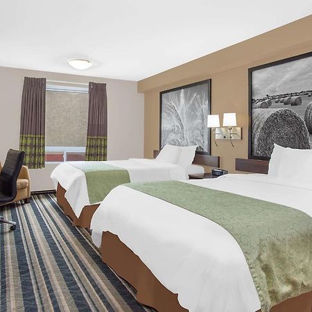 Super 8 By Wyndham Brandon Mb Exterior foto