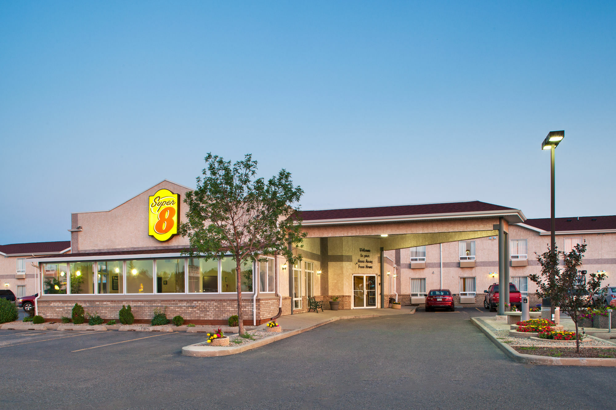 Super 8 By Wyndham Brandon Mb Exterior foto