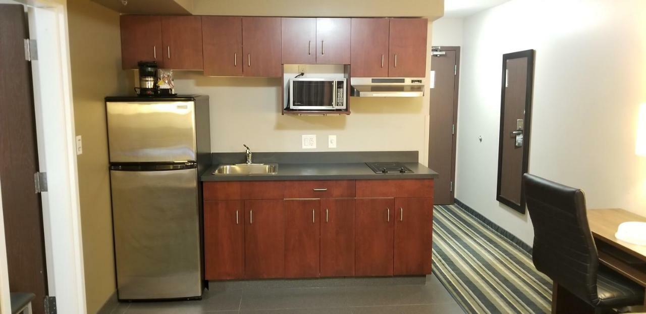 Super 8 By Wyndham Brandon Mb Exterior foto